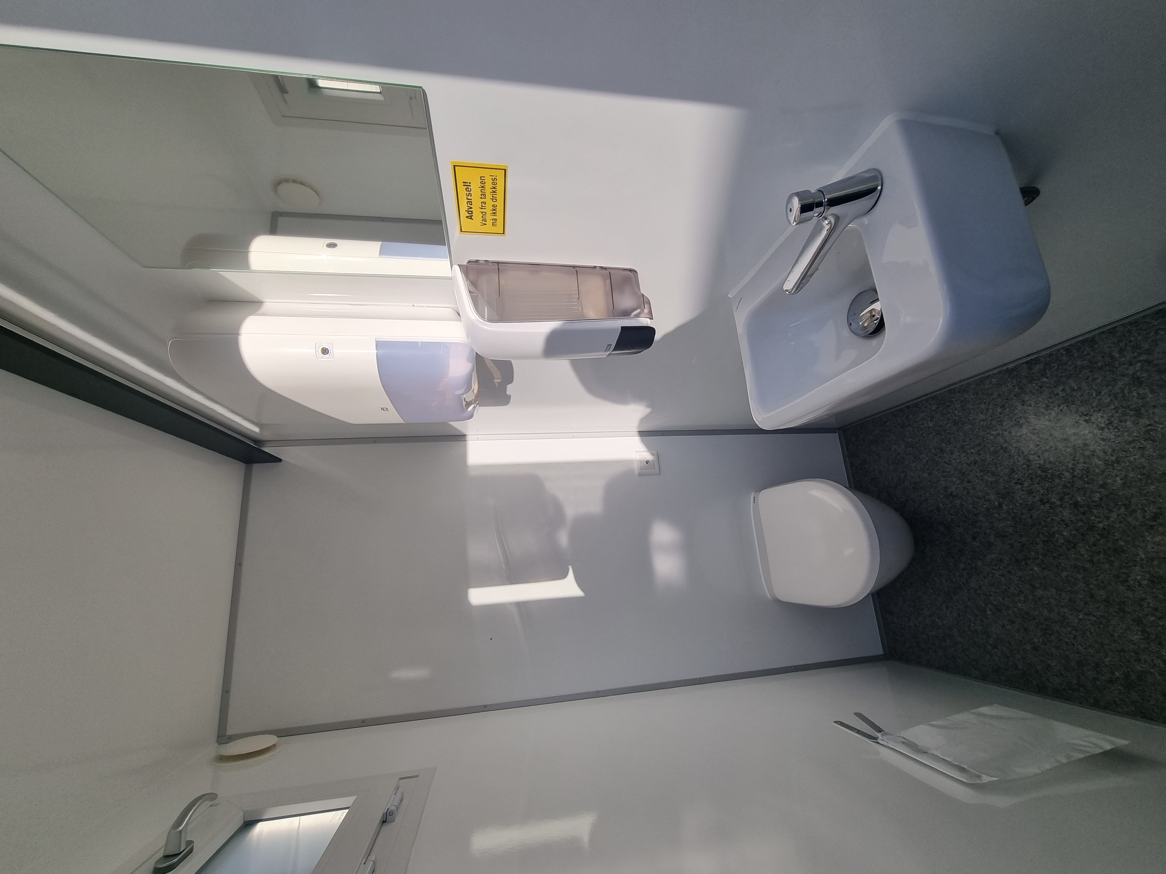 Dobbelt V.I.P vacuum toilet thumbnail 3